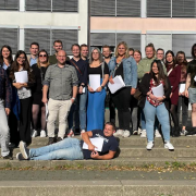 Gruppenbild ehemaliger Abiturient:innen des Jahrgangs 2013