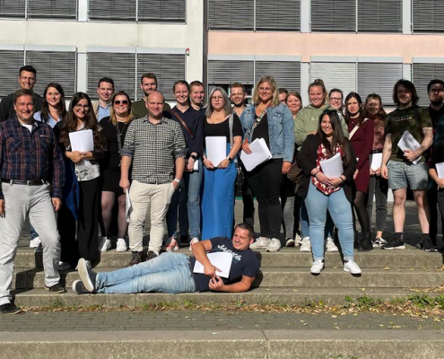 Gruppenbild ehemaliger Abiturient:innen des Jahrgangs 2013