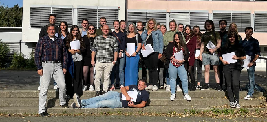 Gruppenbild ehemaliger Abiturient:innen des Jahrgangs 2013