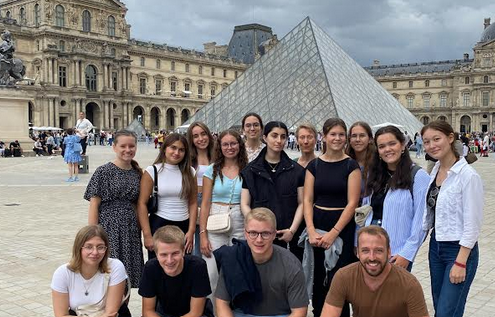 Gruppenbild vor dem Louvre