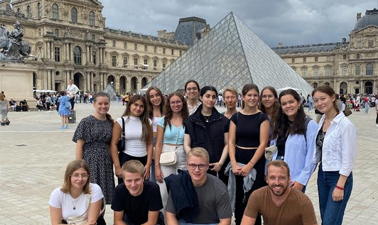 Gruppenbild vor dem Louvre