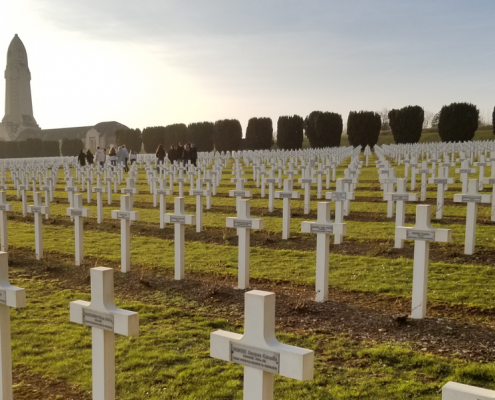 Gräberfeld in Verdun, tausende Kreuze
