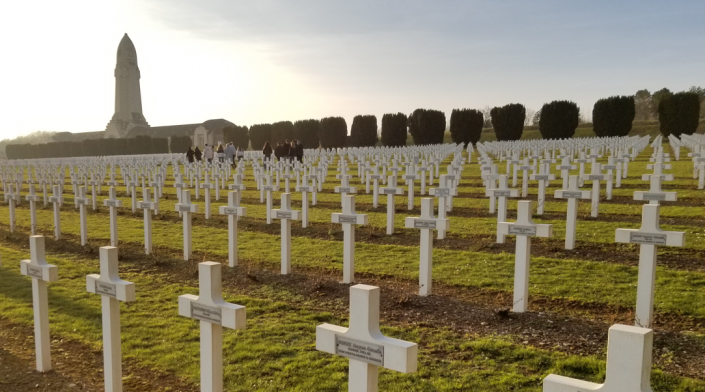 Gräberfeld in Verdun, tausende Kreuze