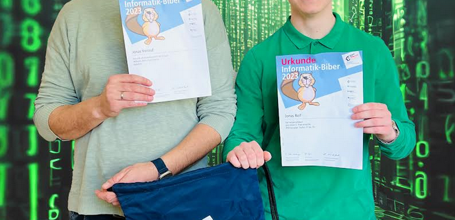 Herr Vorlauf und Jonas Reif präsentieren stolz ihren Wettbewerbspreis - Urkunde und Turnbeutel