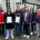 eine Gruppe von 9 Personen, darunter Herr Hoffmann sowie zwei Schülerinnen des WRG Bendorf vor dem Kreisverbandsgebäude des Roten Kreuz in Mayen.