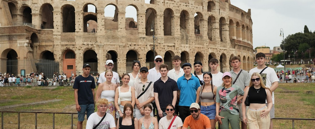 Gruppenbild der Schülerinnen vor dem Kollosseum
