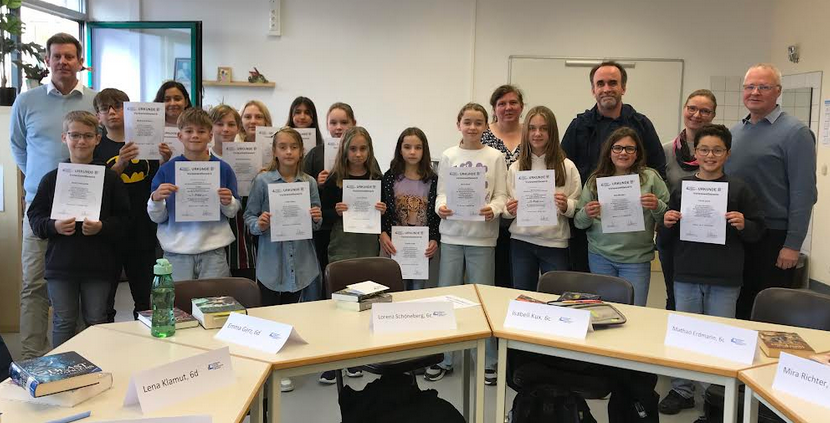 Gruppenbild der Teilnehmerinnen des Vorlesewettbewerbs