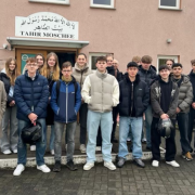 Gruppenbild der Schülerinnen vor der Ahmadiyya Moschee Koblenz