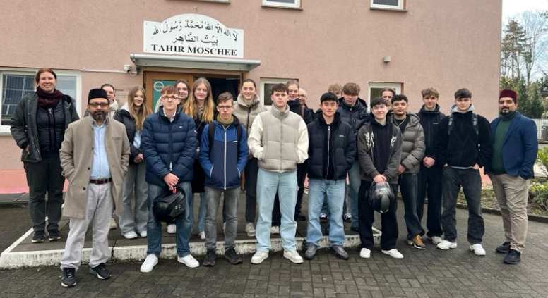 Gruppenbild der Schülerinnen vor der Ahmadiyya Moschee Koblenz