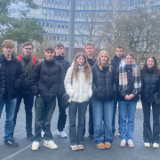 Schülergruppenbild vor der Uni Trier