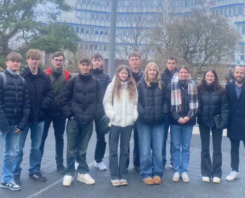 Schülergruppenbild vor der Uni Trier