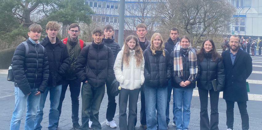 Schülergruppenbild vor der Uni Trier