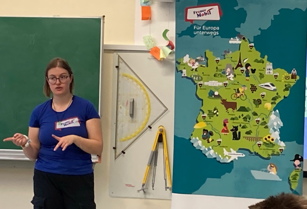 Eine französische Lektorin vor einer Frankreich-Karte