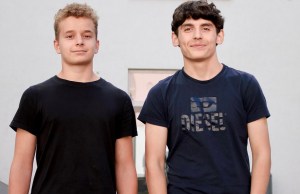 2 Zehntklässler gucken in die Kamera