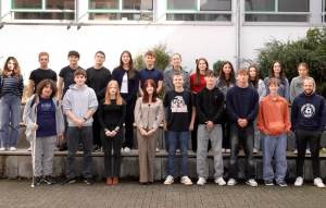 Gruppenbild ca 20 SchülerInnen und ein Lehrer bilden die SV