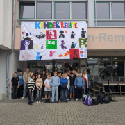 Die Beteiligten der Aktion sind auf einem Gruppenfoto unterhalb des aufgespanntes Banners zu sehen.