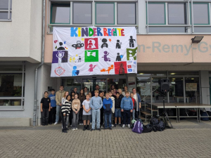 Die Beteiligten der Aktion sind auf einem Gruppenfoto unterhalb des aufgespanntes Banners zu sehen.