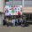 Die Beteiligten der Aktion sind auf einem Gruppenfoto unterhalb des aufgespanntes Banners zu sehen.
