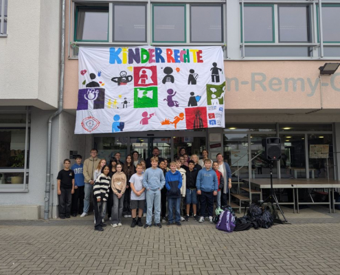 Die Beteiligten der Aktion sind auf einem Gruppenfoto unterhalb des aufgespanntes Banners zu sehen.