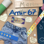 verschiedene DIY-Produkte liegen auf einem Tisch: Schilder, upgecycelte Jeans, Armbänder...