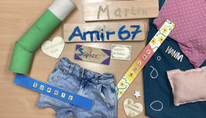 verschiedene DIY-Produkte liegen auf einem Tisch: Schilder, upgecycelte Jeans, Armbänder...