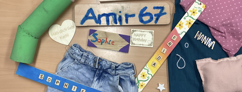 verschiedene DIY-Produkte liegen auf einem Tisch: Schilder, upgecycelte Jeans, Armbänder...