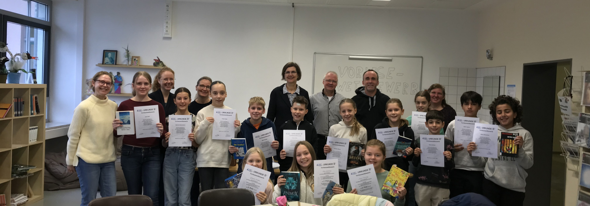 vordere Reihe: die erfolgreichen Teilnehmerinnen und Teilnehmer des Vorlesewettbewerbs der Klassen 6, hintere Reihe: die Jury, v.l.n.r. Nicole Otto, Alexandra Freund (Bendorfer Buchladen), Judith Vomfell, Birgit Vogel, Ralf Hoffmann, Martin Finke, Heike Opgenorth-Hoffmann