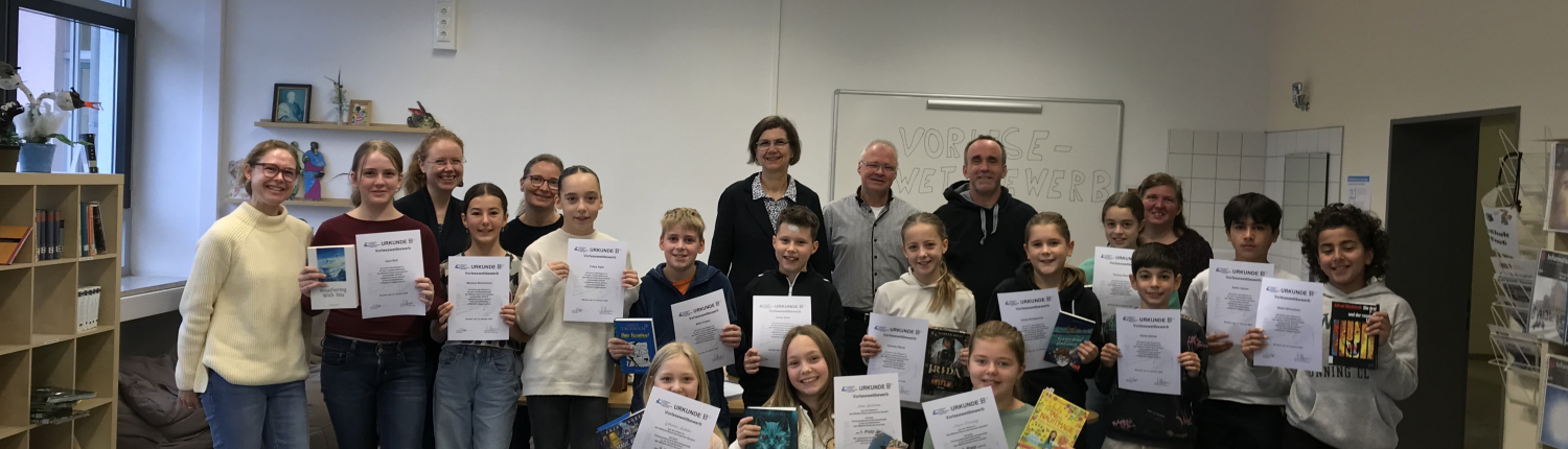 vordere Reihe: die erfolgreichen Teilnehmerinnen und Teilnehmer des Vorlesewettbewerbs der Klassen 6, hintere Reihe: die Jury, v.l.n.r. Nicole Otto, Alexandra Freund (Bendorfer Buchladen), Judith Vomfell, Birgit Vogel, Ralf Hoffmann, Martin Finke, Heike Opgenorth-Hoffmann