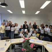 vordere Reihe: die erfolgreichen Teilnehmerinnen und Teilnehmer des Vorlesewettbewerbs der Klassen 6, hintere Reihe: die Jury, v.l.n.r. Nicole Otto, Alexandra Freund (Bendorfer Buchladen), Judith Vomfell, Birgit Vogel, Ralf Hoffmann, Martin Finke, Heike Opgenorth-Hoffmann