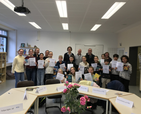 vordere Reihe: die erfolgreichen Teilnehmerinnen und Teilnehmer des Vorlesewettbewerbs der Klassen 6, hintere Reihe: die Jury, v.l.n.r. Nicole Otto, Alexandra Freund (Bendorfer Buchladen), Judith Vomfell, Birgit Vogel, Ralf Hoffmann, Martin Finke, Heike Opgenorth-Hoffmann