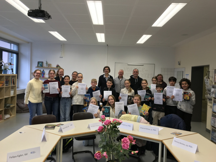 vordere Reihe: die erfolgreichen Teilnehmerinnen und Teilnehmer des Vorlesewettbewerbs der Klassen 6, hintere Reihe: die Jury, v.l.n.r. Nicole Otto, Alexandra Freund (Bendorfer Buchladen), Judith Vomfell, Birgit Vogel, Ralf Hoffmann, Martin Finke, Heike Opgenorth-Hoffmann