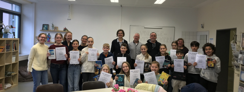 vordere Reihe: die erfolgreichen Teilnehmerinnen und Teilnehmer des Vorlesewettbewerbs der Klassen 6, hintere Reihe: die Jury, v.l.n.r. Nicole Otto, Alexandra Freund (Bendorfer Buchladen), Judith Vomfell, Birgit Vogel, Ralf Hoffmann, Martin Finke, Heike Opgenorth-Hoffmann