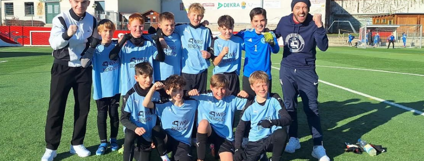 Gruppenbild auf Sportplatz: 10 Fußballer und 2 Betreuer