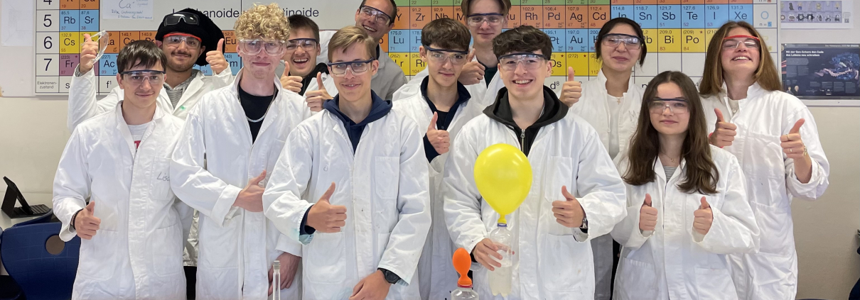 Zu sehen ist ein Gruppenfoto der teilnehmenden Schülerinnen und Schüler der Chemiekurse der Jgst. 12.