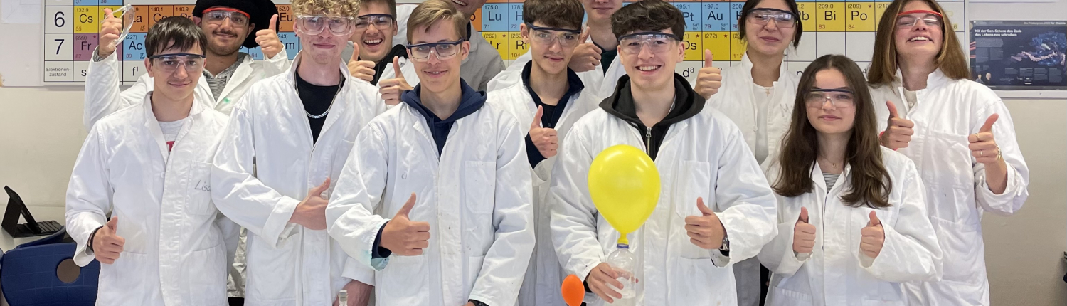 Zu sehen ist ein Gruppenfoto der teilnehmenden Schülerinnen und Schüler der Chemiekurse der Jgst. 12.