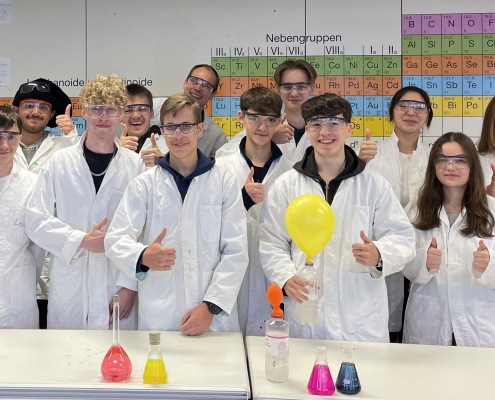 Zu sehen ist ein Gruppenfoto der teilnehmenden Schülerinnen und Schüler der Chemiekurse der Jgst. 12.