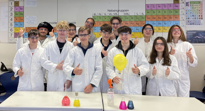 Zu sehen ist ein Gruppenfoto der teilnehmenden Schülerinnen und Schüler der Chemiekurse der Jgst. 12.