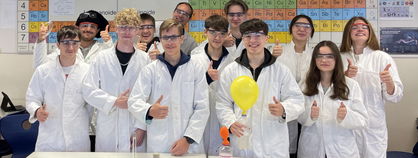 Zu sehen ist ein Gruppenfoto der teilnehmenden Schülerinnen und Schüler der Chemiekurse der Jgst. 12.
