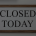 Holzschild mit der Aufschrift "Closed today".