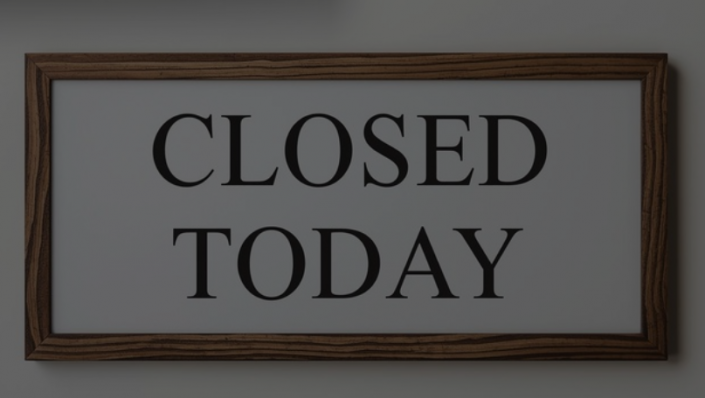Holzschild mit der Aufschrift "Closed today".