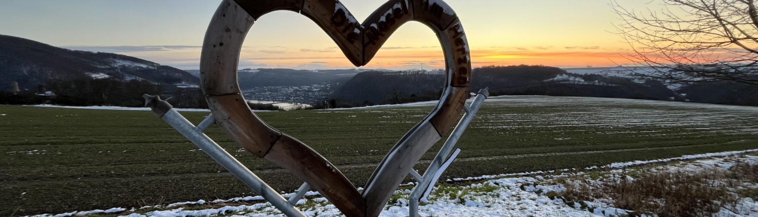 Holzherz vor Winterlandschaft