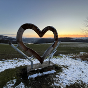 Holzherz vor Winterlandschaft