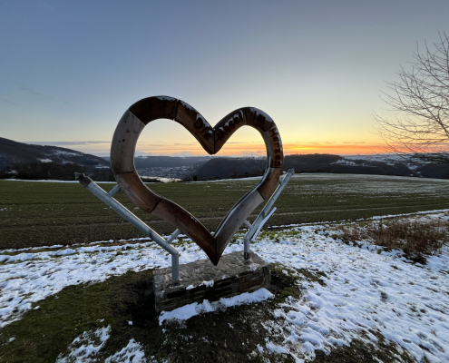 Holzherz vor Winterlandschaft