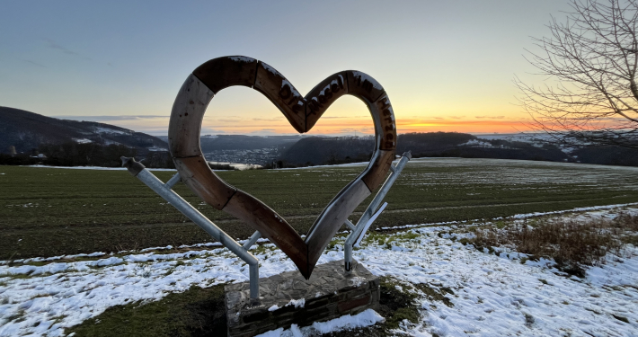 Holzherz vor Winterlandschaft