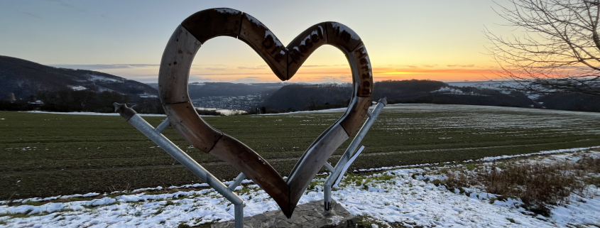 Holzherz vor Winterlandschaft