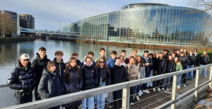 Schülergruppe vor dem Europaparlament