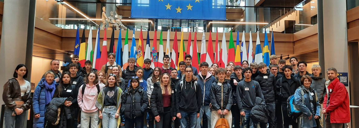 eine deutsch französische Schülergruppe im Europa-Parlament
