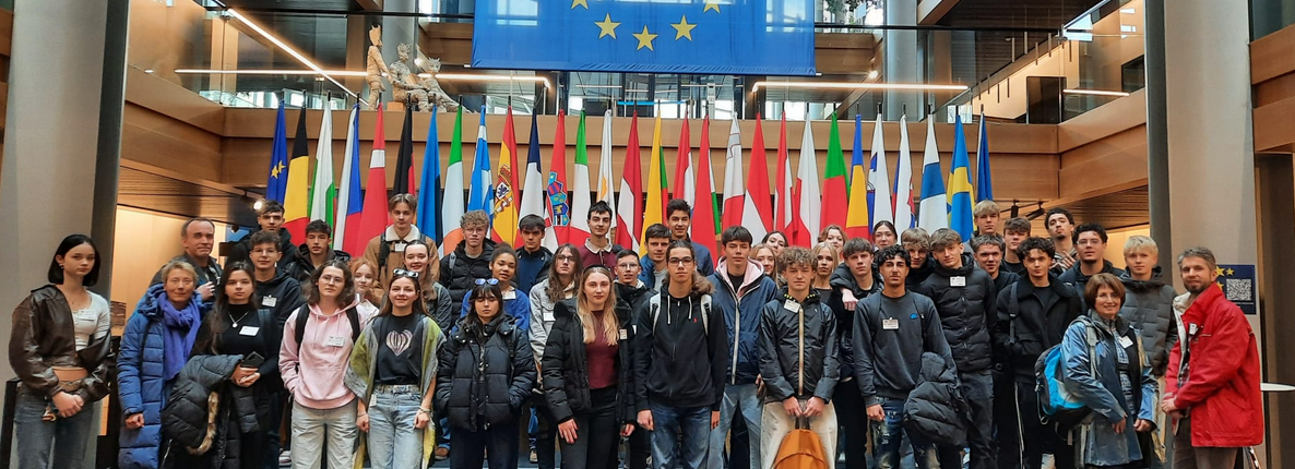 eine deutsch französische Schülergruppe im Europa-Parlament