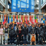 eine deutsch französische Schülergruppe im Europa-Parlament
