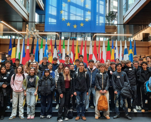 eine deutsch französische Schülergruppe im Europa-Parlament